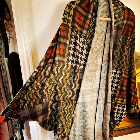 Thin Layer: Knit shrug, long, one size. - Picture 2 of 3